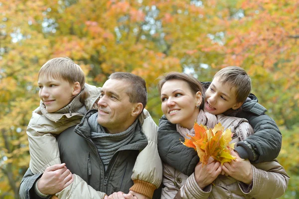 Sonbahar parkında bir aile — Stok fotoğraf