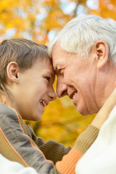 Grand-père et petit-fils — Photo