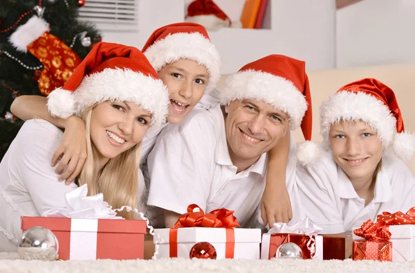 Família celebrando o ano novo — Fotografia de Stock