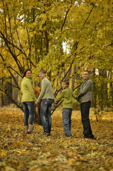 Sonbahar parkında bir aile — Stok fotoğraf