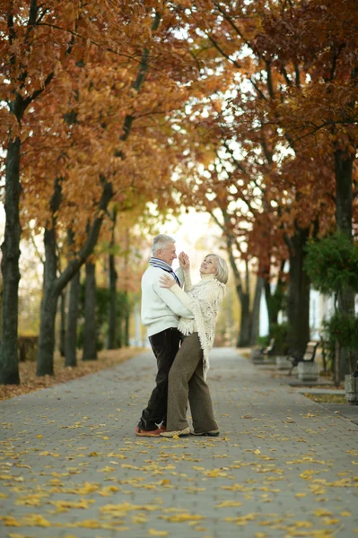 Зрелая пара танцует в парке — стоковое фото