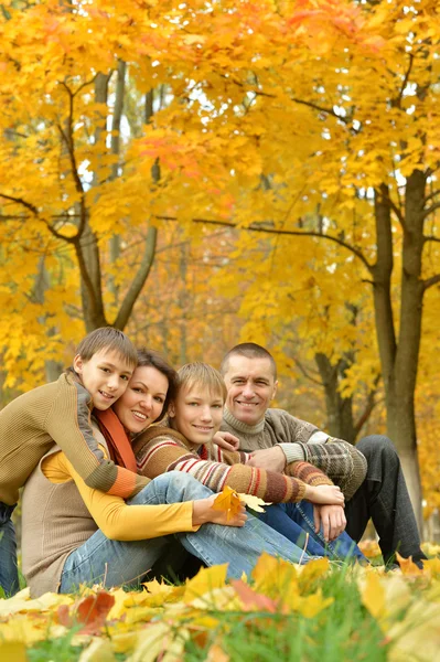 Sonbahar parkında bir aile — Stok fotoğraf