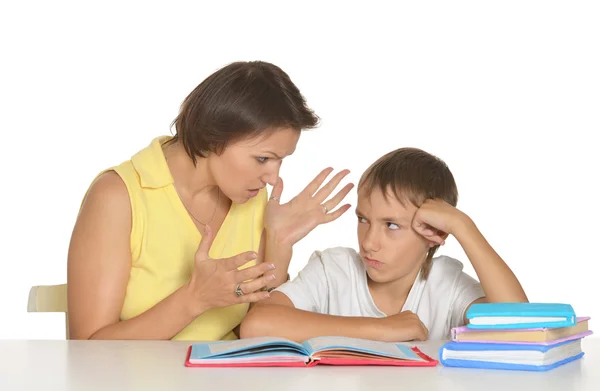 Mamá e hijo hacen la tarea —  Fotos de Stock