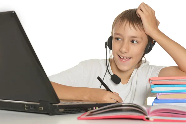 Menino adolescente com laptop — Fotografia de Stock