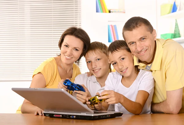 Dizüstü bilgisayarda oynama aile — Stok fotoğraf