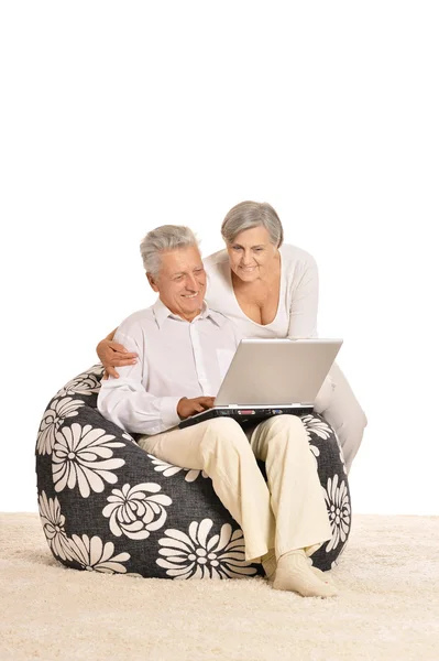 Oudere paar met laptop — Stockfoto