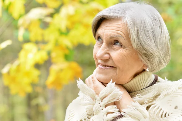 Seniorin im Park — Stockfoto