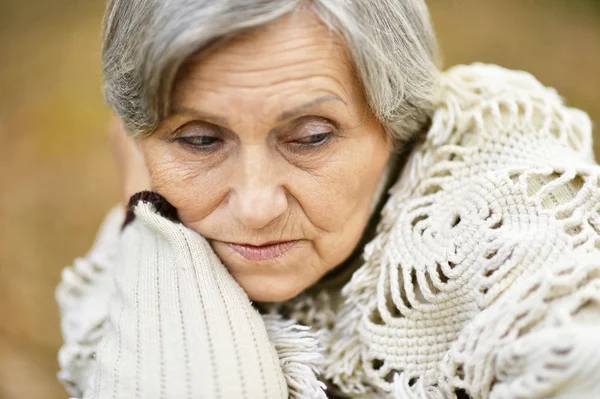 Sad old woman in park — Stock Photo, Image