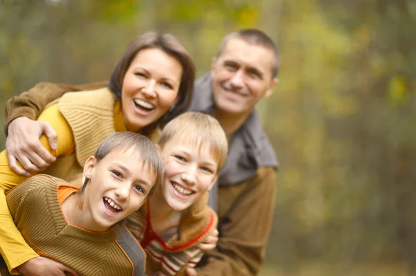 Familie entspannt im Herbstpark — Stockfoto