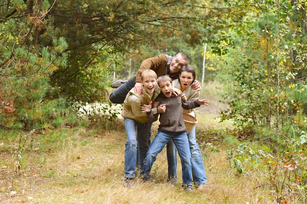 Famille dans le parc d'automne — Photo