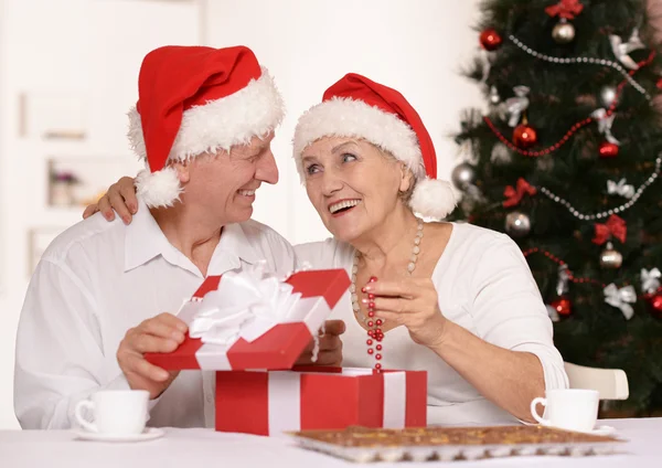 Pareja madura celebrando año nuevo — Foto de Stock