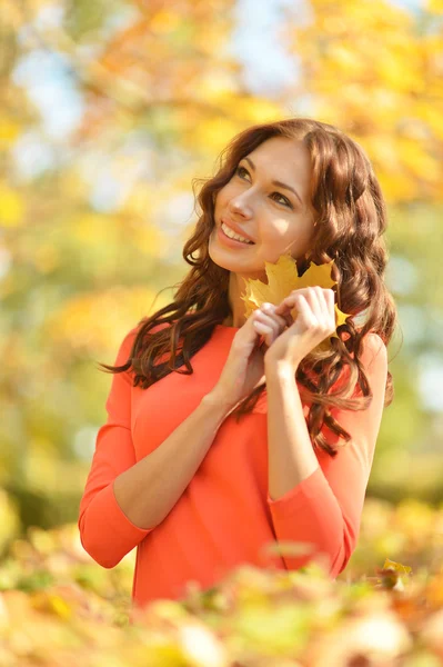 Frau mit Blättern — Stockfoto