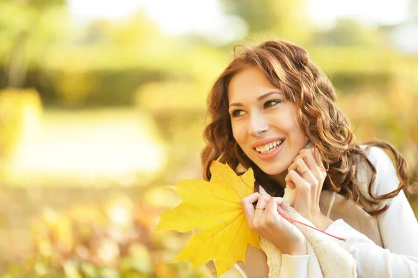 Woman with leaves — Stock Photo, Image