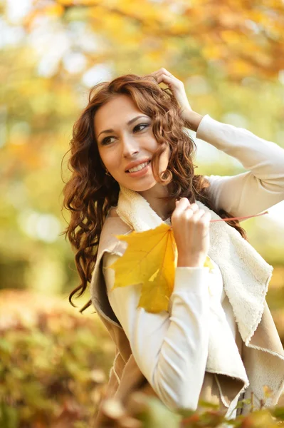 Femme avec des feuilles — Photo