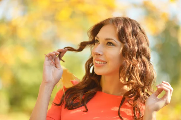 Woman in autumn park — Stock Photo, Image