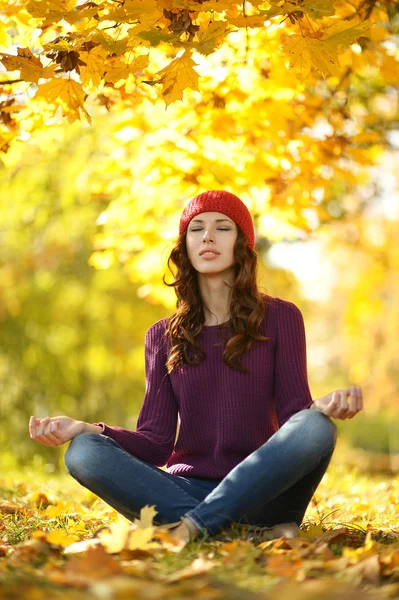 Woman with leaves — Stock Photo, Image