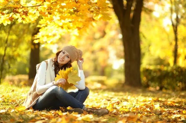 Woman with leaves — Stock Photo, Image