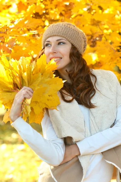 Femme avec des feuilles — Photo