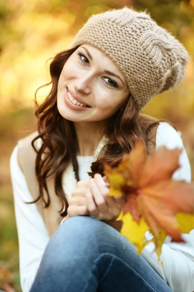 Woman with leaves — Stock Photo, Image