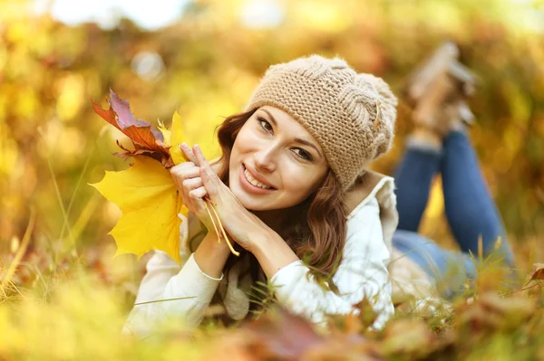 Femme avec des feuilles — Photo