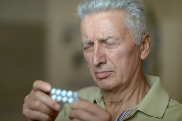 Älterer kranker Mann mit Tabletten — Stockfoto