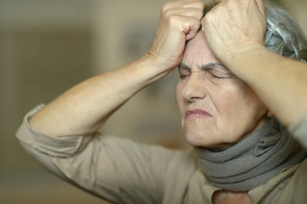 Mujer anciana enferma — Foto de Stock