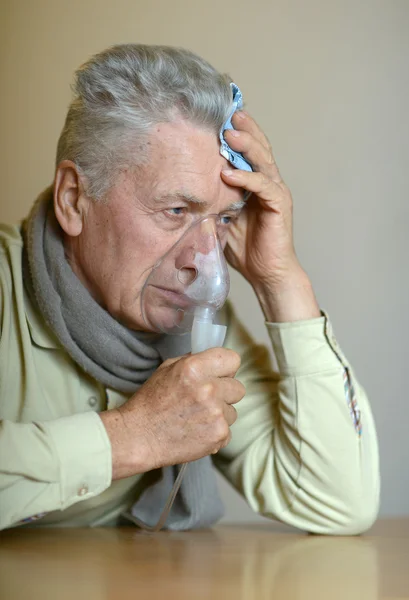 Älterer Mann mit Inhalation — Stockfoto