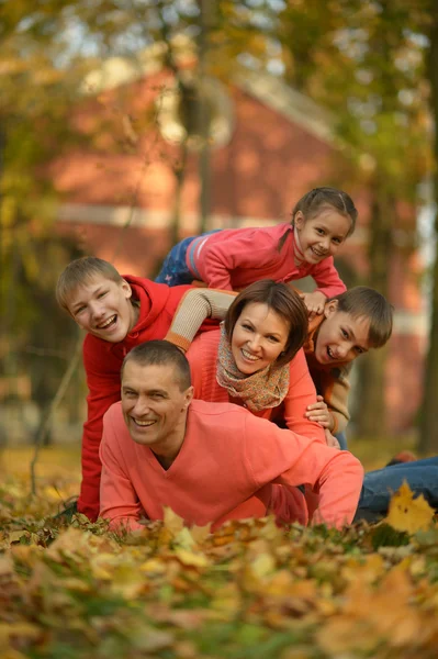 Sonbahar parkında bir aile — Stok fotoğraf