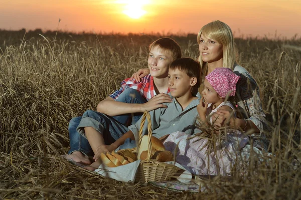 Maminka s dětmi na pšeničné pole — Stock fotografie