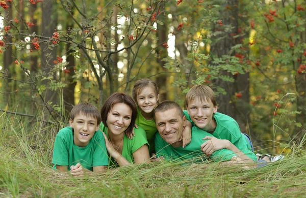 Familia feliz en el bosque — Foto de Stock