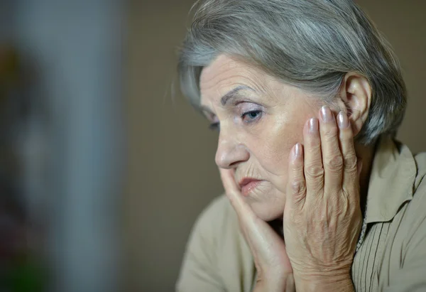 Mujer de edad triste —  Fotos de Stock