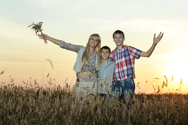 Familia en el campo — Foto de Stock
