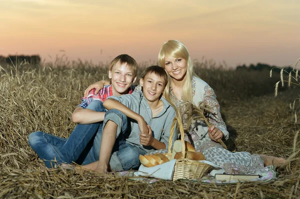 Maman avec des enfants sur le champ de blé — Photo