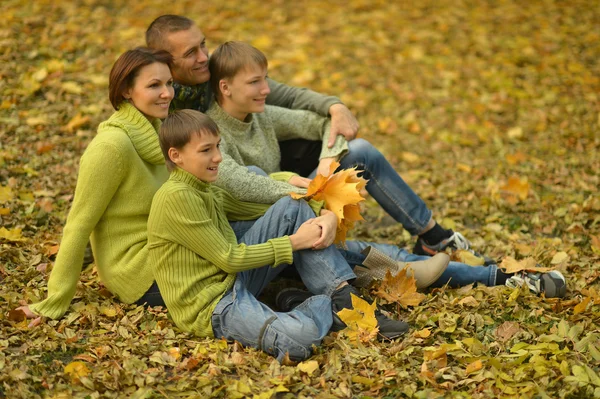 Család az őszi parkban — Stock Fotó