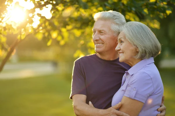 Coppia senior in parco al tramonto — Foto Stock