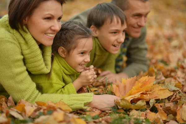 Famille dans le parc d'automne — Photo