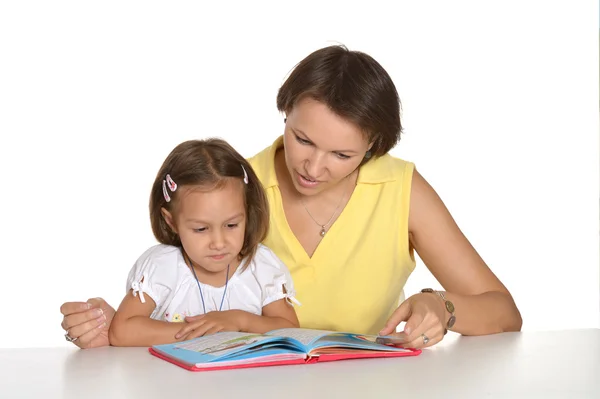 Córka i matka czyta — Zdjęcie stockowe