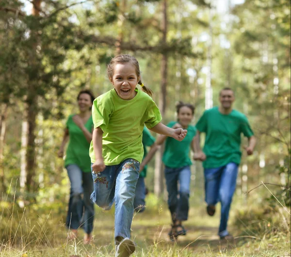 Feliz familia alegre corriendo — Foto de Stock