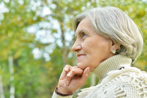 Seniorin im Park — Stockfoto