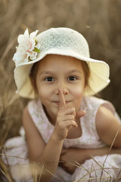 Little girl in the wheat field — Stock Photo, Image