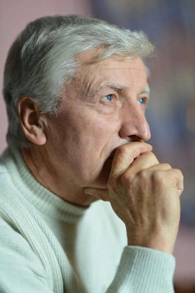 Senior mens denken over iets — Stockfoto