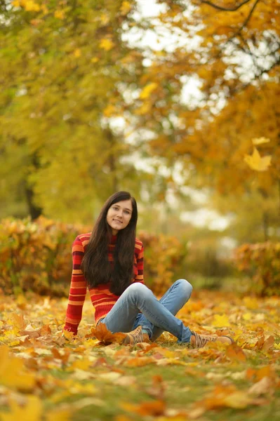葉を持つ少女 — ストック写真