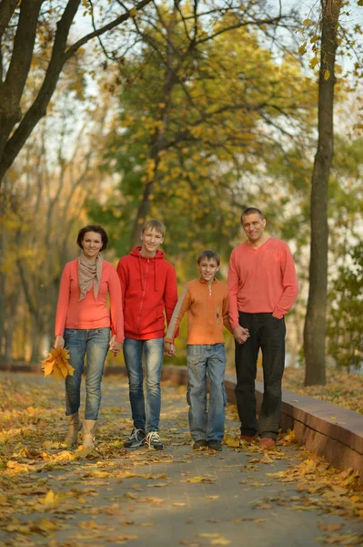 Familie im Herbstpark — Stockfoto