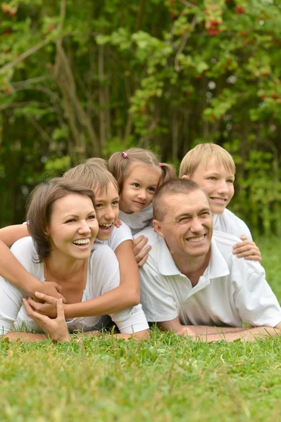 Famiglia nel parco — Foto Stock