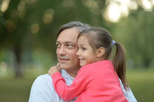 自然の中の娘と父親 — ストック写真