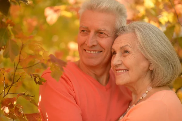 Parejas maduras en el parque de otoño — Foto de Stock