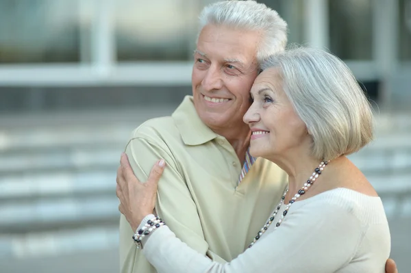 Parejas maduras en la ciudad — Foto de Stock