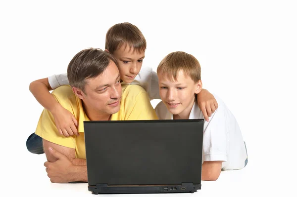 Pai com meninos com laptop — Fotografia de Stock