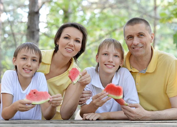 Семья ест арбуз — стоковое фото