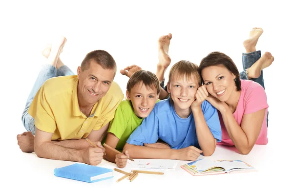 Ouders helpen kinderen met huiswerk — Stockfoto